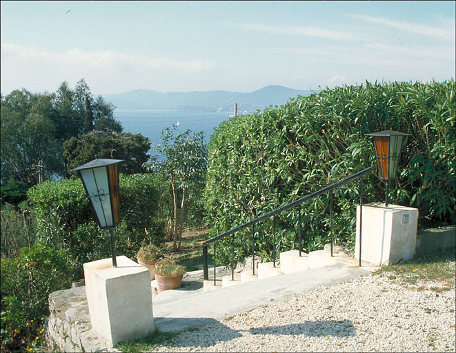Aménagement du jardin. Ensemble de lampadaires situés à l'arivée de l'escalier du jardin.