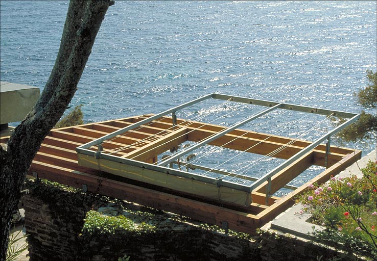 La pergola en bois située à l'ouest, au dessus de la terrasse du premier étage de soubassement, depuis le nord.