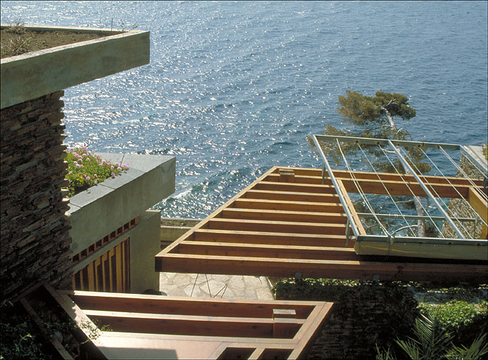 Les pergolas en bois au dessus de la terrasse située à l'ouest du premier étage d soubassement, depuis la route.