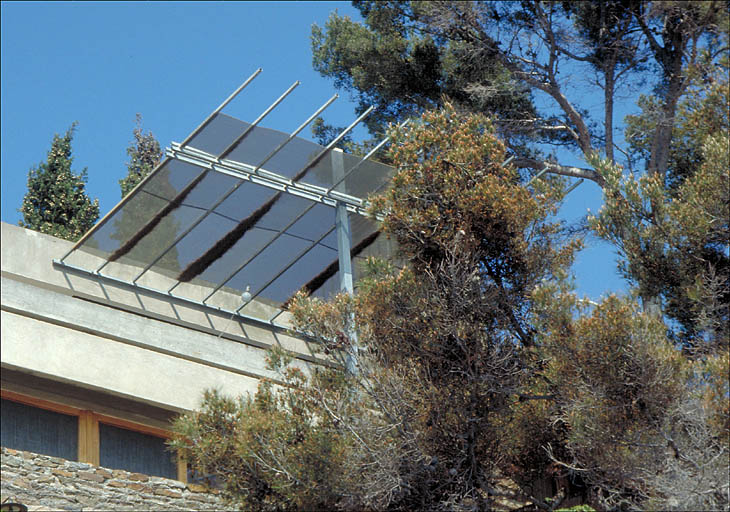 La pergola métallique au dessus de la terrasse du premier étage de soubassement, depuis le sud ouest.