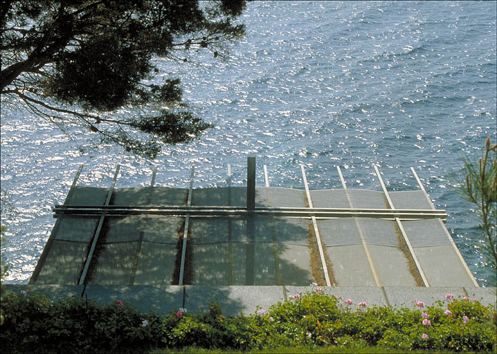 La pergola métallique au dessus de la terrasse du premier étage de soubassement, depuis le nord.