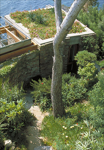 Le pavillon réservé aux invités à l'est de la villa, dans le prolongement du premier étage de soubassement, depuis le nord-est.