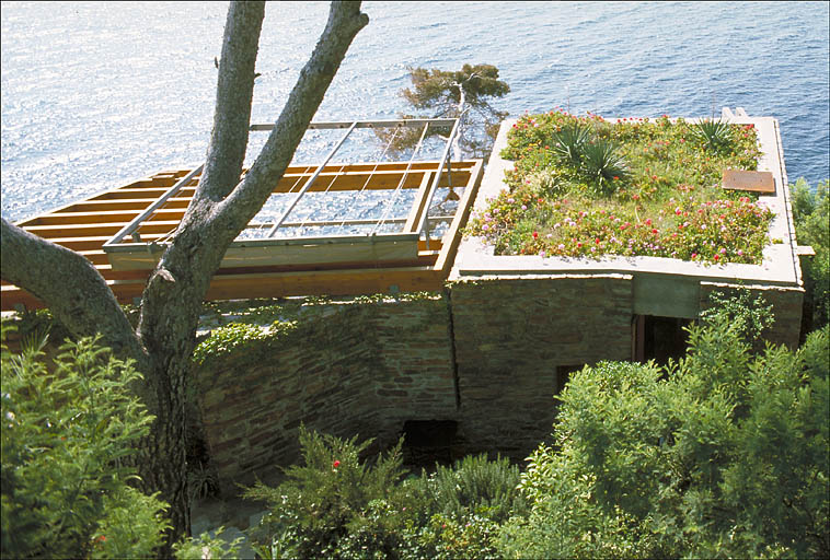 Le pavillon réservé aux invités à l'est de la villa, dans le prolongement du premier étage de soubassement, depuis le nord.