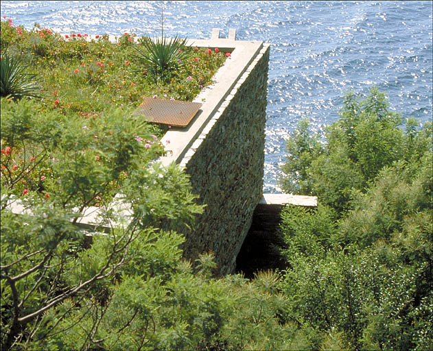 Le jardin aménagé sur la dalle de ouverture du porche, depuis le nord.