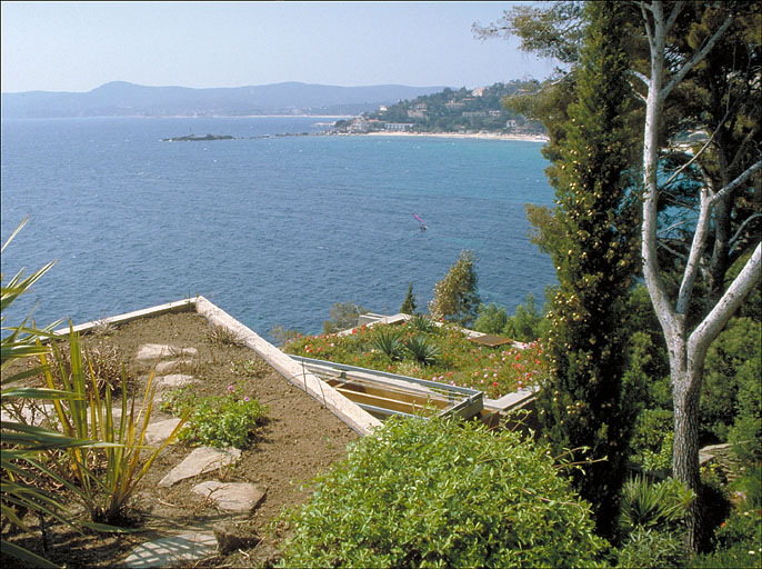 La vue depuis la dalle de couverture du porche d'entrée, depuis le nord.