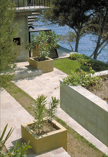 La partie centrale du jardin aménagé sur la dalle de couverture du premier étage de soubassement, avec le chemin donnant accés au porche d'entrée, depuis le nord-ouest.