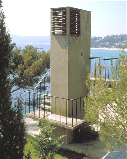 Cheminée avec escalier située à l'est, sur la dalle de couverture du premier étage de soubassement, depuis le nord.