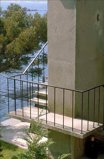 Détail, partie inférieure de la cheminée autour de laquelle s'enroule l'escalier, vue depuis l'est.