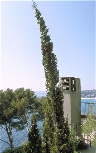 La cheminée avec escalier située à l'est, sur la dalle de couverture du premier étage de soubassement, depuis le nord-est.