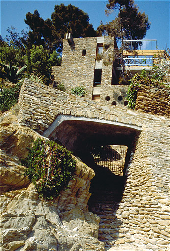 Le portail depuis le bord de mer et la façade sud à l'arrière-plan.