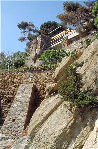 Contrefort sur le mur de soutènement du jardin, depuis le bord de mer, à l'est.