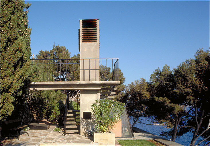 Détail, la cheminée avec escalier vue depuis l'ouest du jardin aménagé sur la dalle de couverture.