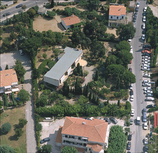 Vue aérienne prise depuis l'ouest.
