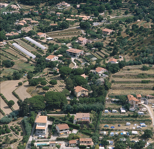 Vue aérienne de situation depuis le sud-ouest.