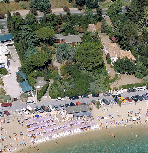 Vue aérienne prise depuis le sud-est. ; Vue aérienne prise du sud. La maison est à droite de l'image.