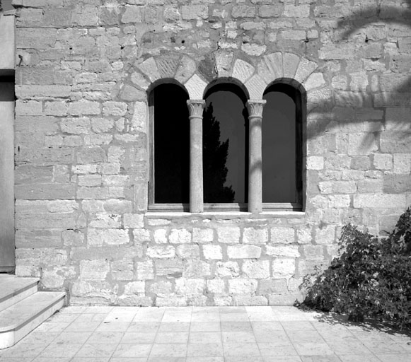 Façade antérieure sud. Aile gauche. Premier niveau. Fenêtre.