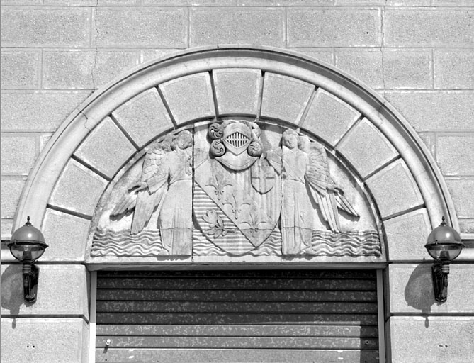 Façade antérieure sud. Porte d'entrée. Tympan.