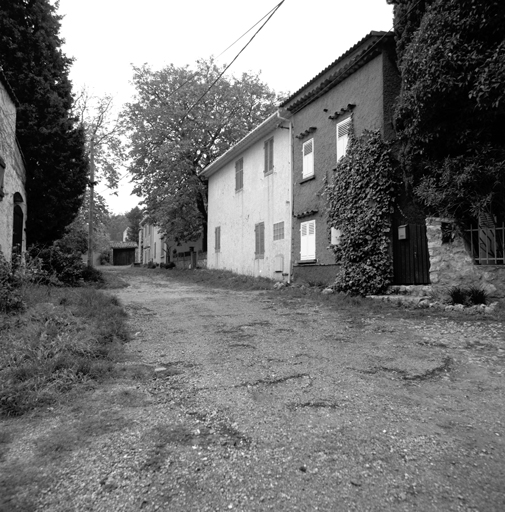 Ecart de Chaume. Alignement sud du hameau pris du nord. ; Alignement sud du hameau pris du nord.