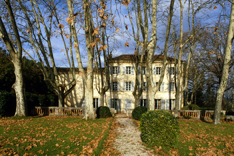 Façade antérieure du château. ; Ferme à Châteauneuf. La maison de maître dite le Château.