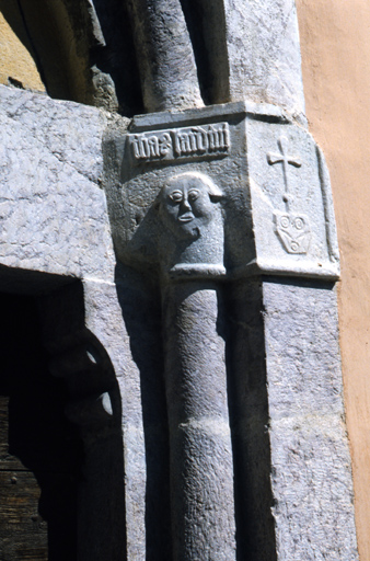 Façade sud-est, portail, détail du piédroit droit.