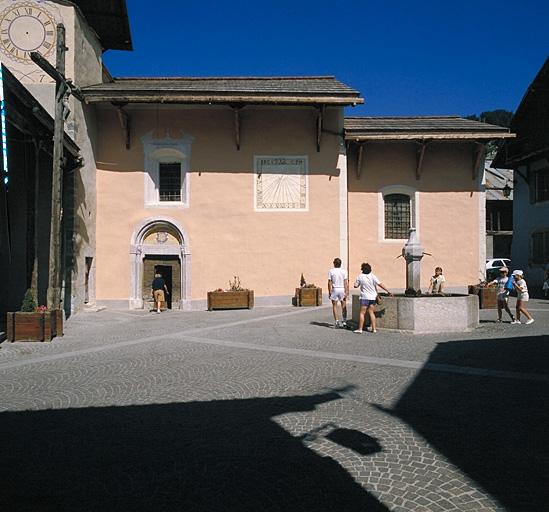 Façade sud-est, vue d'ensemble.