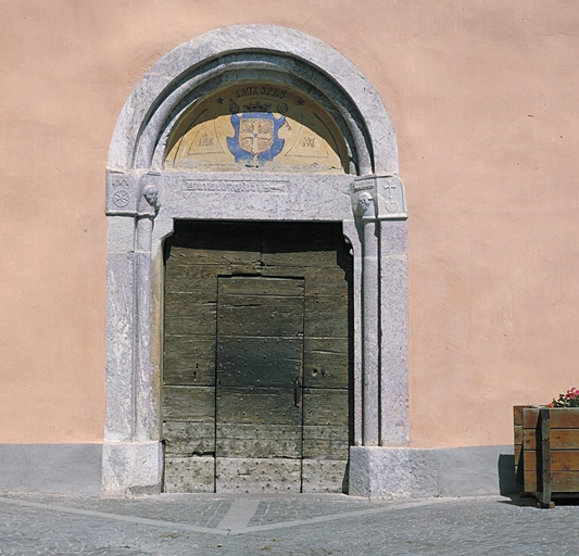 Façade sud-est, le portail, vue d'ensemble.