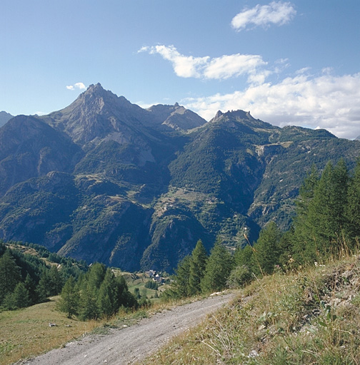 Vue de situation prise du sud. Sur le versant opposé, Les Escoyères et Les Esponces