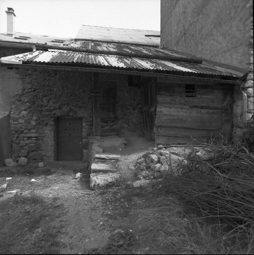 Village. Cave (?) entre les parcelles 1501 et 80. Façade nord.