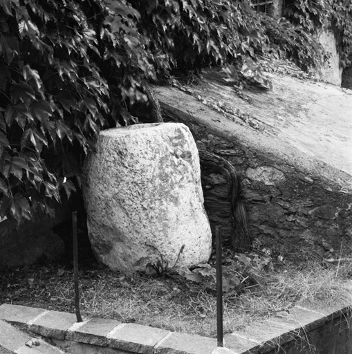 Village. Pierre de contrepoids de pressoir située devant la parcelle 136. H : 100 ; L : 70 ; LA : 50. Encoche de fixation de la vis : L : 35 ; diam : 20.