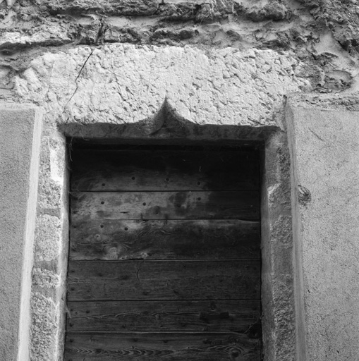 Village. Parcelle 153. Porte à linteau en accolade.