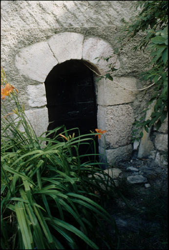 Village. Parcelle 80. Porte au premier niveau, façade nord.