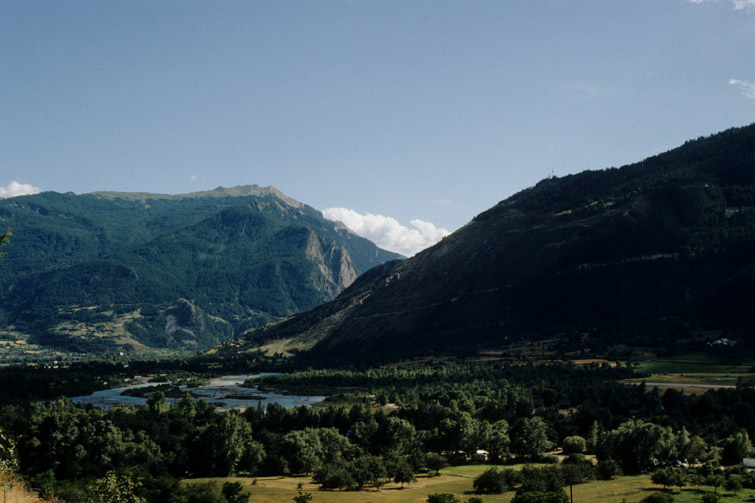 La vallée de la Durance. Vue prise en amont de Montdauphin vers le sud.
