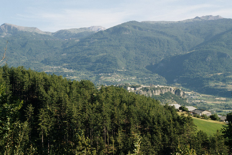 La vallée de la Durance. Vue prise en amont de Montdauphin vers le sud.