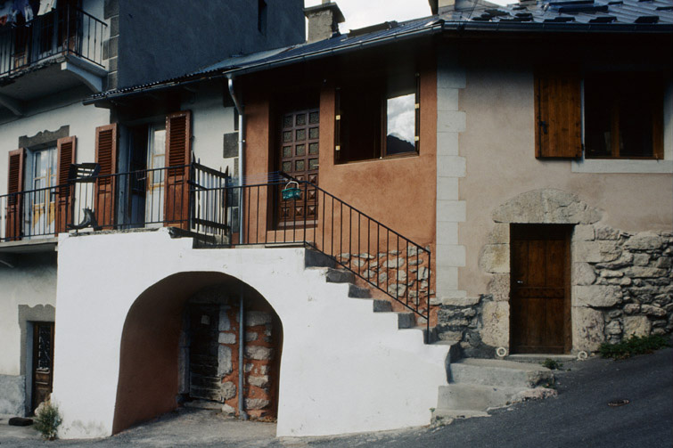 Village. Parcelles 129 et 130, façade ouest. Anciennes caves transformées en maison ?