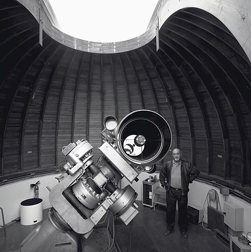 Vue du miroir du télescope et des oculaires des chercheurs (avec l'astronome).