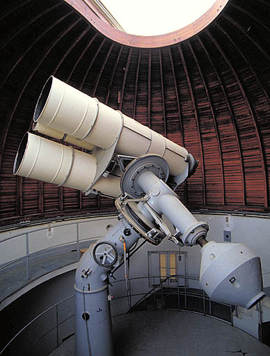 Vue générale de l'astrographe double à monture équatoriale allemande