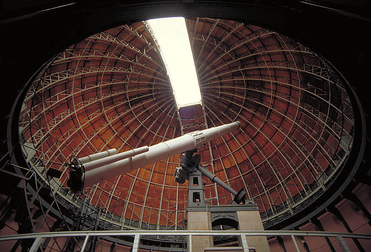 Vue générale de la lunette, de sa monture équatoriale allemande et de la totalité de la coupole astronomique.