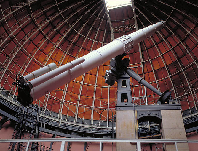 Vue générale de la lunette de la monture équatoriale allemande et de la coupole astronomique ouverte.