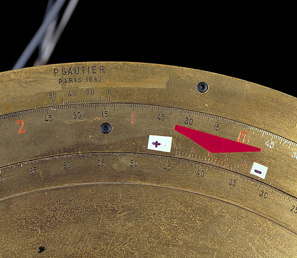 Détail des cercles horaire et de déclinaison avec la marque du constructeur.
