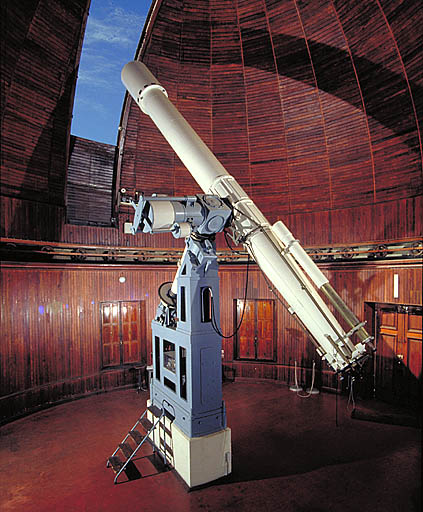 Vue générale de la lunette astronomique de 0,38m d'ouverture et de sa monture équatoriale allemande, la trappe de la coupole astronomique est ouverte