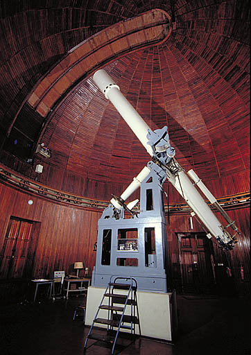 Vue générale de l'instrument et du lambris du dôme de la coupole astronomique Charlois.