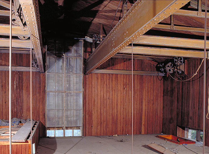 Détail des ouvertures verticales et du système de toits roulants de l'abri de la grande lunette méridienne.