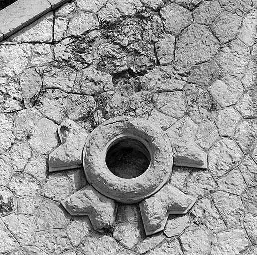 Bâtiment m. Façade. Détail d'un oculus.