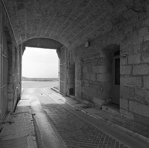 Passage d'entrée. Vue d'enfilade prise vers l'extérieur. A droite, dans le piédroit, logement et gonds d'un vantail de la porte (disparue) de l'ouvrage.