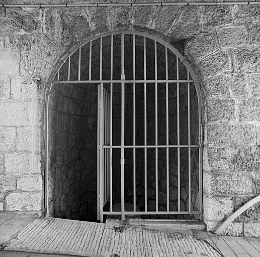 Débouché, dans le passage d'entrée, de la descente à l'étage inférieur du bâtiment a.