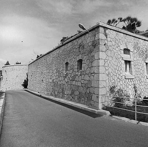 Saillant sud de l'escarpe, vue extérieure. A droite, le bâtiment a.