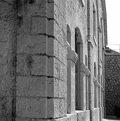 Bâtiment b (caserne). Vue oblique de la façade.