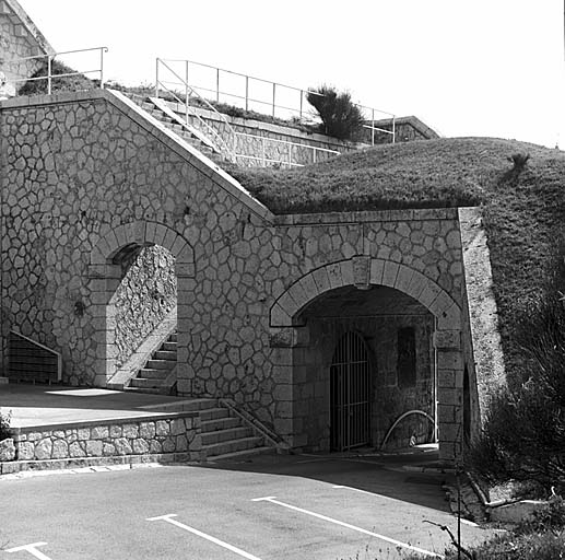 Bâtiment a. Façade intérieure et débouché du passage d'entrée.