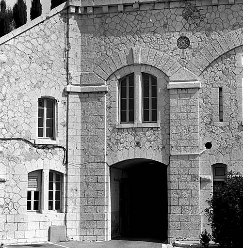 Bâtiment b (caserne). Travée extrême gauche de la façade et entrée du passage couvert menant à la crête d'artillerie.