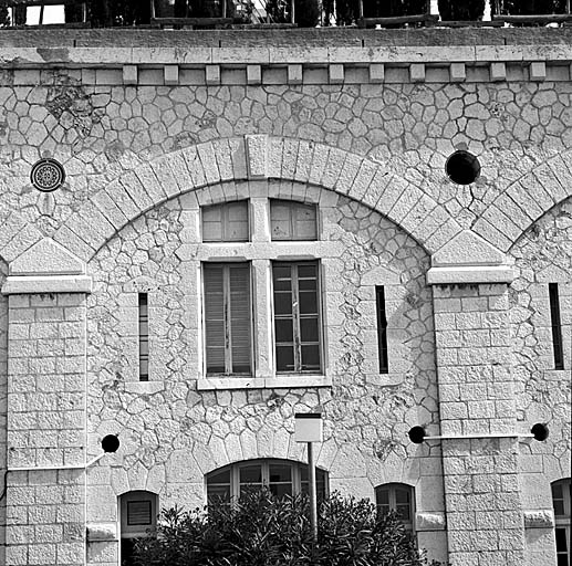 Bâtiment b (caserne). Vue d'une travée courante de la façade.